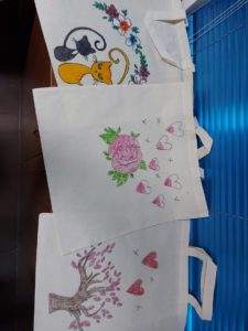Na zdjęciu: trzy jasne, materiałowe torby ozdobione w motywy roślinne i serca