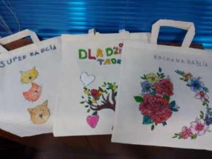 Na zdjęciu: trzy torby ozdobione i podpisane Super Babci, Dla dziadka i Kochanej Babci