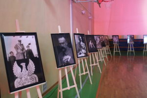 Na zdjęciu: Wysawa czarno-białych zdjęć umieszczonych na sztalugach. Zdjęcia przedstawiają Józefa Piłsudskiego.