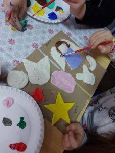 Na zdjęciu: Ulepione z masy solnej: aniołek, kotek, gwiazdka są malowane farbami przez dziecko.