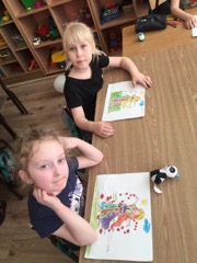 Na zdjęciu: dwie dziewczynki i ich rysunki.