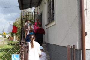 Na zdjęciu: Grupa dzieci wchodzących po schodach do budynku poczty w Jakubowie.