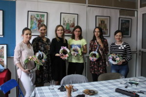 Na zdjęciu: Sześć młodych kobiet trzyma w rękach kolorowe wianki.
