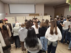 Uczestnicy spotkania oglądający wystawę