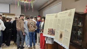 Uczestnicy spotkania oglądający wystawę