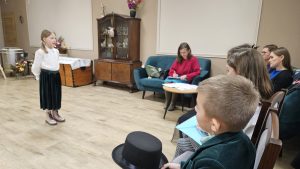 Dzieci wraz z komisją oceniającą w trakcie gminnych eliminacji 48. Konkursu Recytatorskiego Warszawska Syrenka