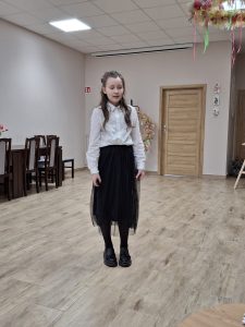 Dziewczynka w trakcie recytacji podczas eliminacji 48. Konkursu Recytatorskiego Warszawska Syrenka