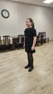Dziewczynka w trakcie recytacji podczas eliminacji 48. Konkursu Recytatorskiego Warszawska Syrenka