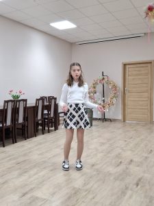 Dziewczynka w trakcie recytacji podczas eliminacji 48. Konkursu Recytatorskiego Warszawska Syrenka