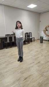Dziewczynka w trakcie recytacji podczas eliminacji 48. Konkursu Recytatorskiego Warszawska Syrenka