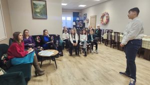 Dzieci wraz z komisją oceniającą w trakcie gminnych eliminacji 48. Konkursu Recytatorskiego Warszawska Syrenka