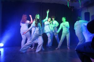 Grupa teatralna wystawiająca spektakl