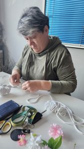 Uczestniczka warsztatów w trakcie wykonywania wianka wielkanocnego