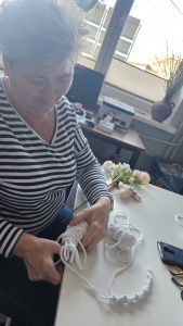 Uczestniczka warsztatów w trakcie wykonywania wianka wielkanocnego