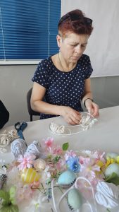 Uczestniczka warsztatów w trakcie wykonywania wianka wielkanocnego