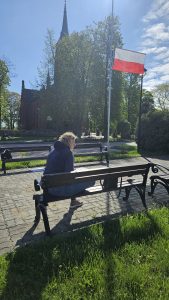 Uczestniczka pleneru w trakcie malowania