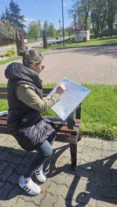 Uczestniczka pleneru w trakcie malowania