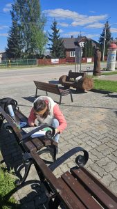 Uczestniczka pleneru w trakcie malowania
