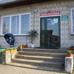 Wejście do biblioteki w budynku urzędu gminy