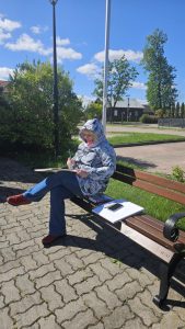 Uczestniczka pleneru w trakcie malowania