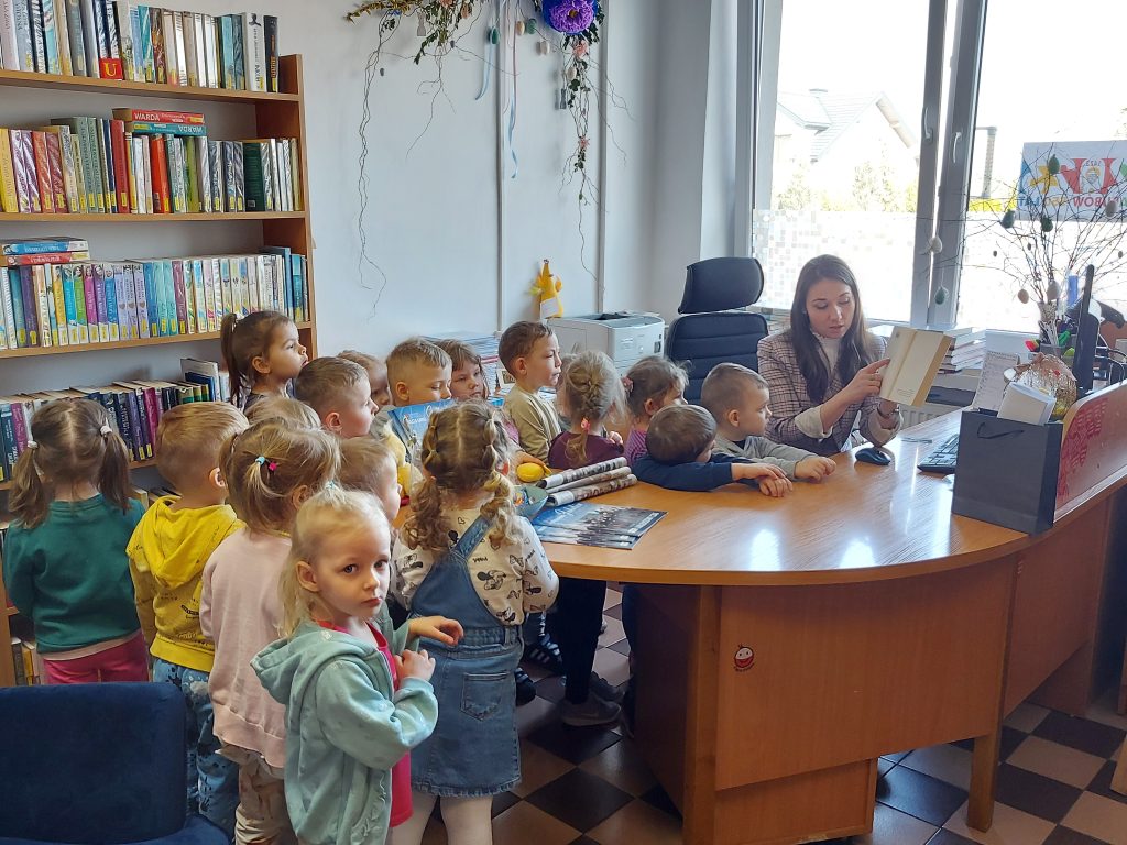 Bibliotekarka i dzieci w bibliotece