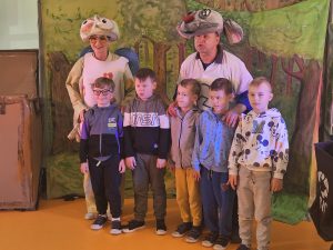 Dzieci i aktorzy podczas spektaklu teatralnego "Śmiecio Eko Baja"