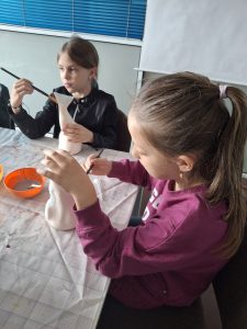 dwie dziewczynki w trakcie zajęć ceramicznych