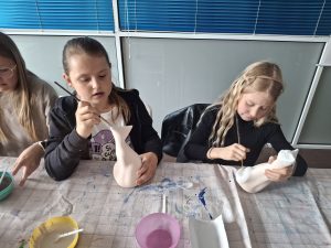 trzy dziewczynki w trakcie zajęć ceramicznych