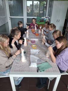 Grupa dzieci w trakcie zajęć ceramicznych
