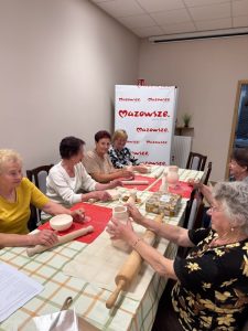 grupa kobiet w trakcie zajęć ceramicznych
