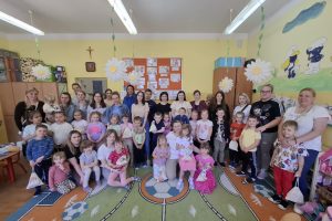Wszyscy uczestnicy spotkania: dzieci, rodzice, prowadzący warsztaty