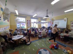 Wszyscy uczestnicy spotkania: dzieci, rodzice, prowadzący warsztaty