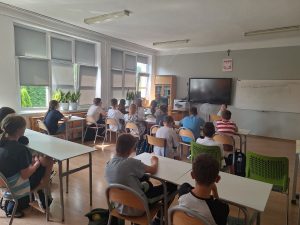 Grupa dzieci i pani prowadząca zajęcia
