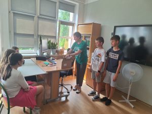 Grupa dzieci i pani prowadząca zajęcia