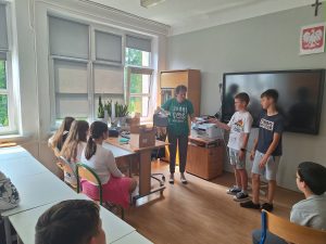 Grupa dzieci i pani prowadząca zajęcia