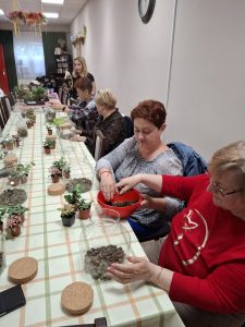 Kobiety podczas warsztatów florystycznych