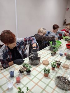 Kobiety podczas warsztatów florystycznych