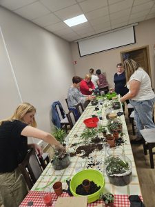 Kobiety podczas warsztatów florystycznych