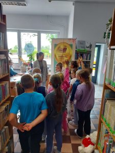 Dzieci podczas lekcji bibliotecznej
