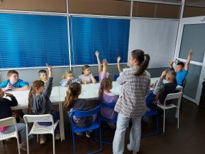 Grupa dzieci i prowadząca zajęcia