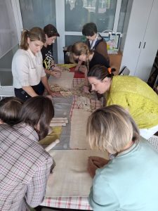 Grupa pań podczas warsztatów ceramicznych