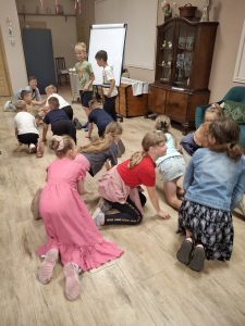 Dzieci w trakcie zajęć w bibliotece