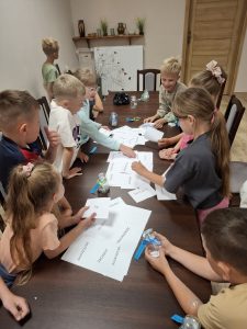 Dzieci w trakcie zajęć w bibliotece