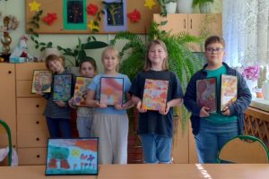 Dzieci na warsztatach "Malujemy na firankach"