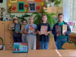 Dzieci na warsztatach "Malujemy na firankach"