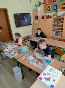 Dzieci podczas warsztatów wraz z panią prowadzącą zajęcia