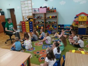 Kobieta i dzieci w przedszkolu, podczas głośnego czytania