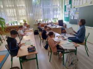 Dzieci podczas warsztatów wraz z panią prowadzącą zajęcia