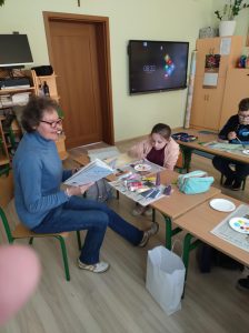 Dzieci podczas warsztatów wraz z panią prowadzącą zajęcia