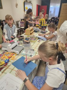 Grupa dzieci podczas zajęć w bibliotece